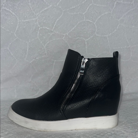 Journee Collection Women’s Black and White Sneakers for Effortless Style SZ 7.5 - Picture 3 of 8